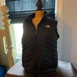 Reversible Women’s size XL North Face vest
